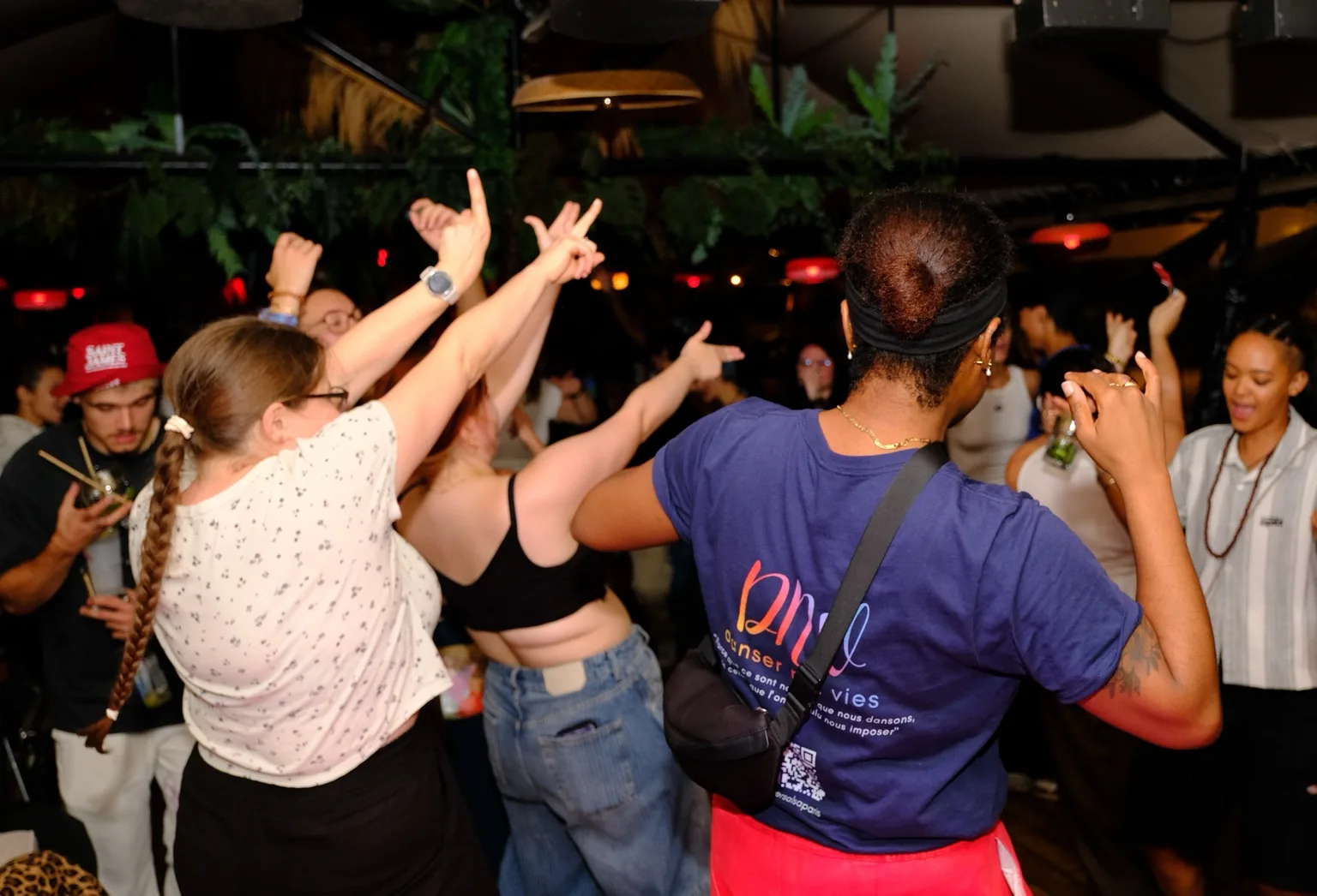 Invités dansant ensemble pendant un événement