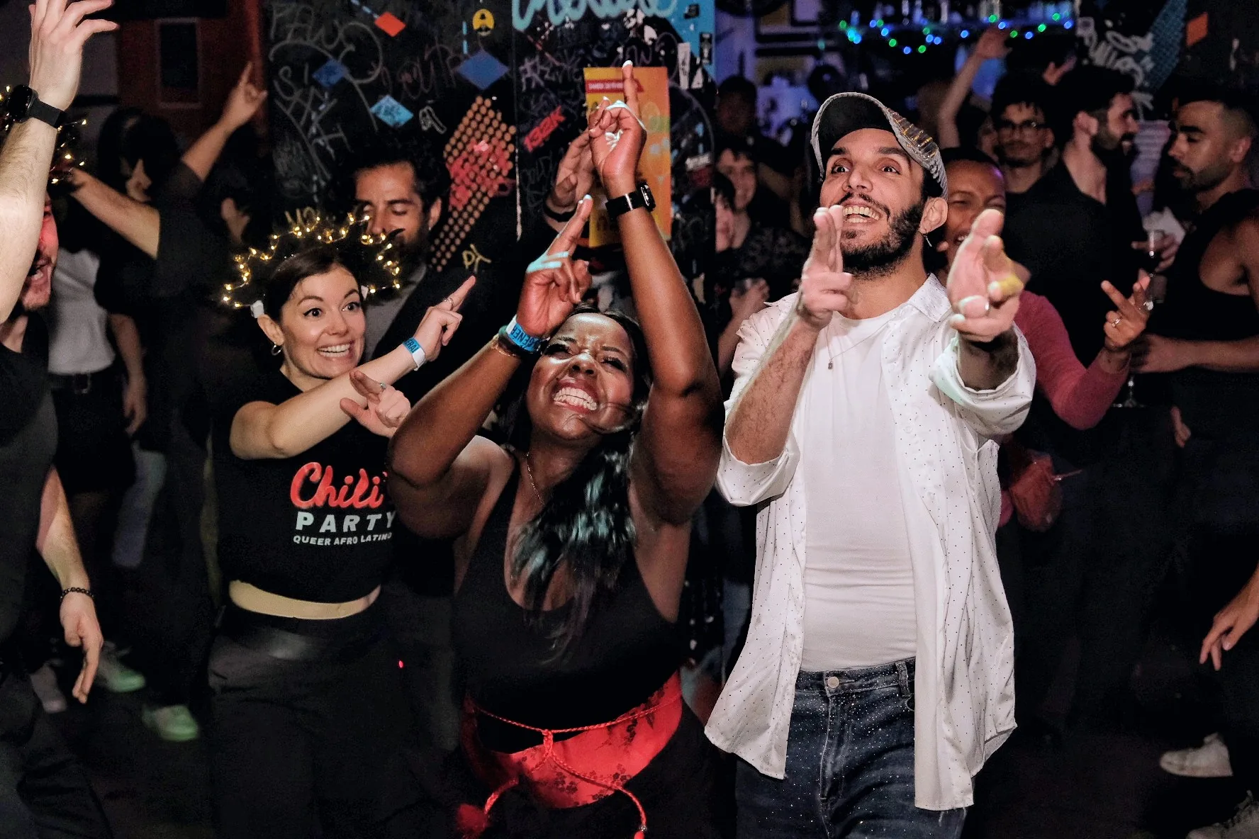 Public dansant et souriant pendant un set de DJ JOYA