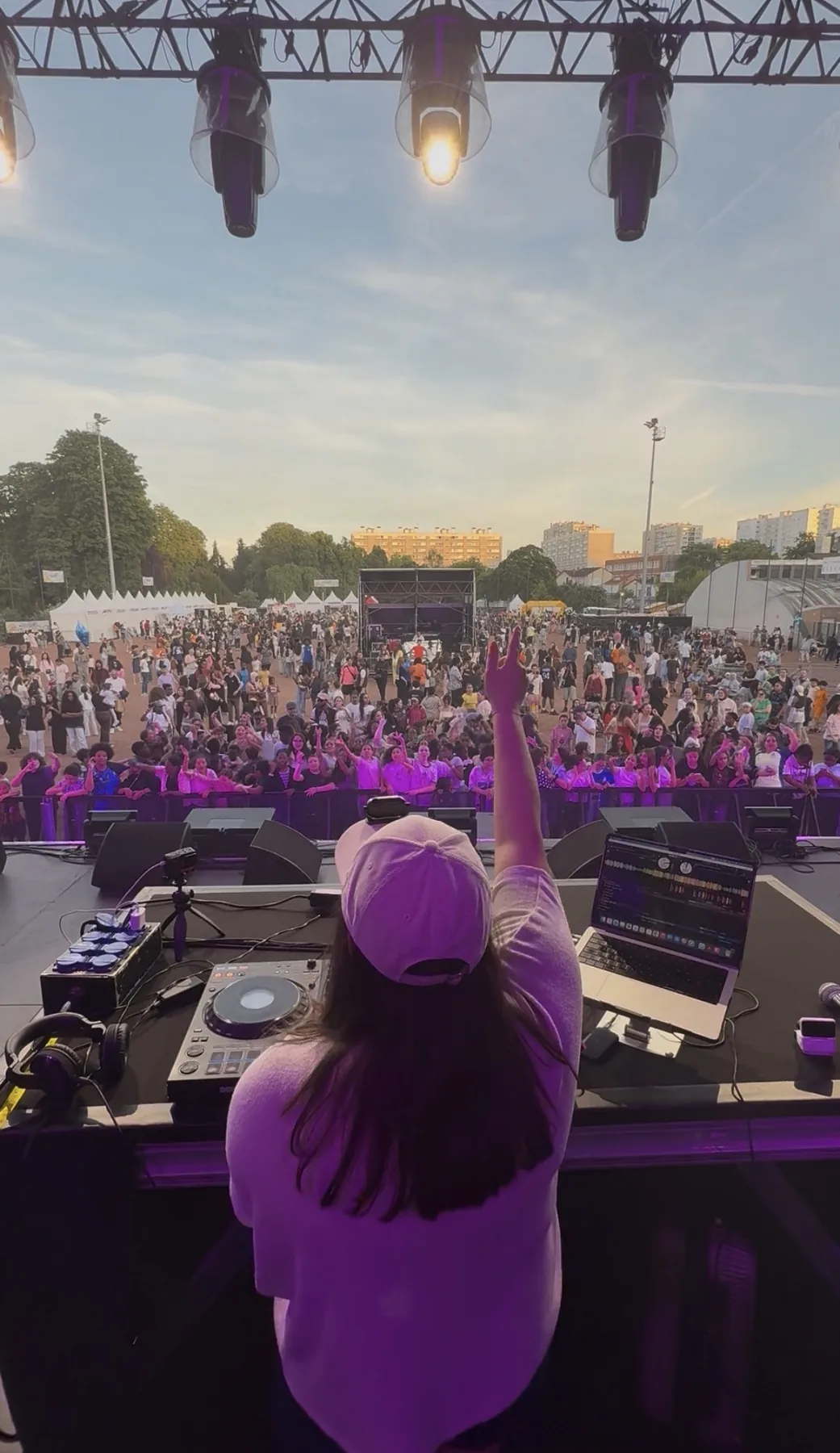 DJ JOYA face à un grand public