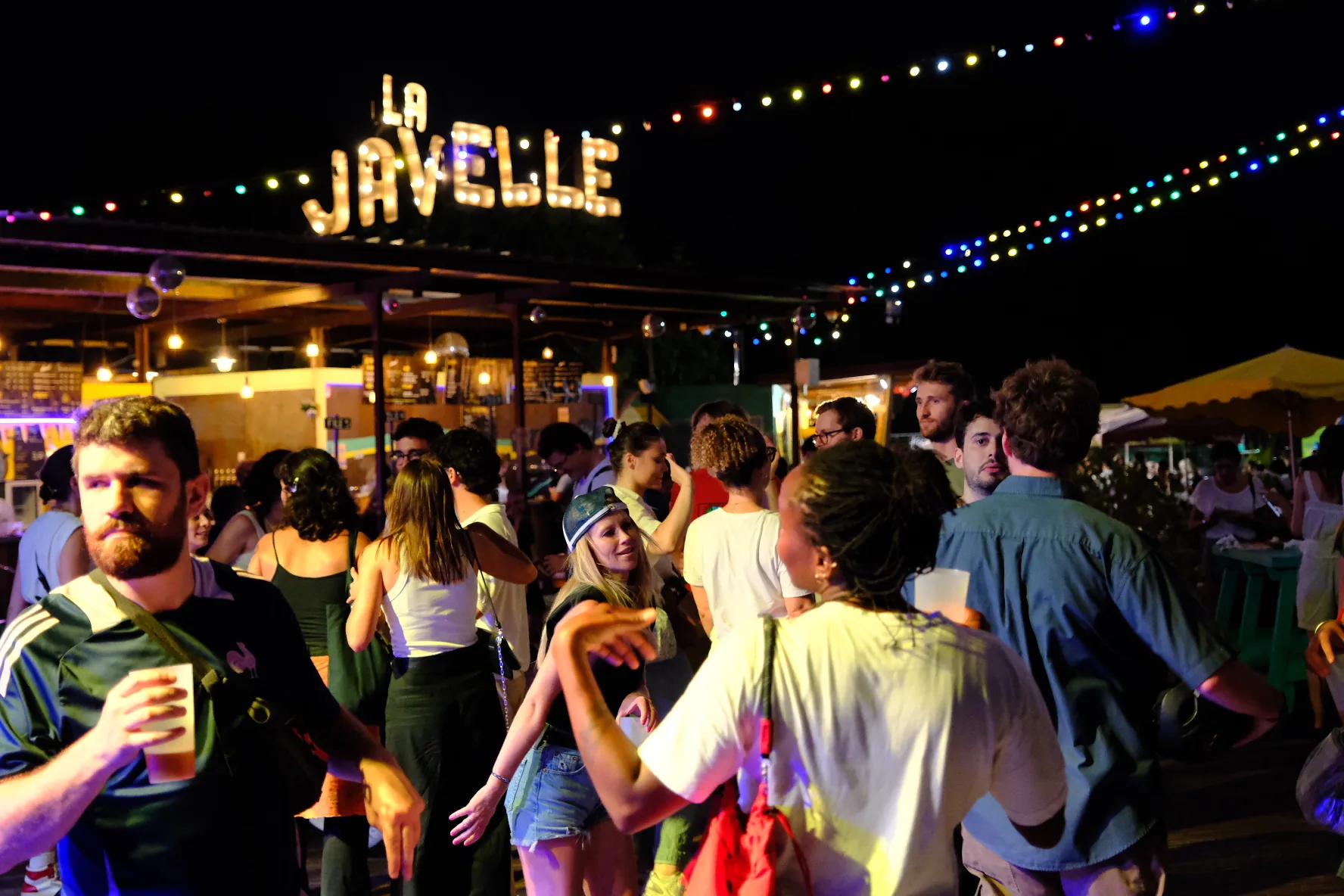 Public dans un lieu festif pendant un événement