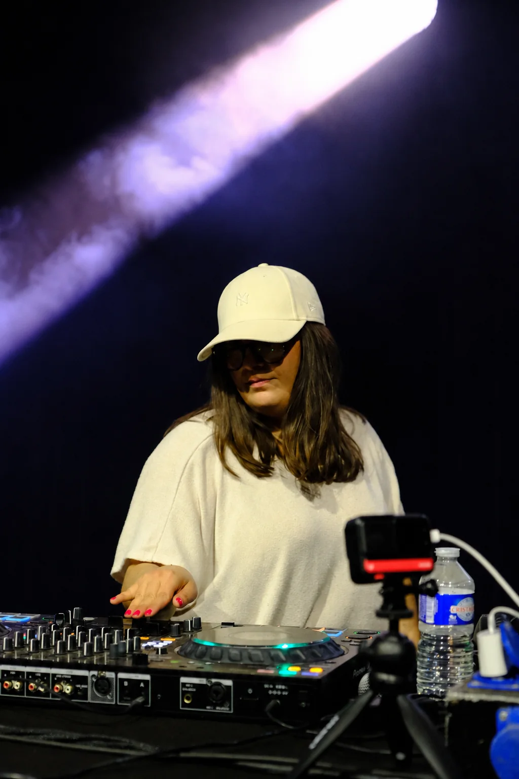 DJ JOYA derrière les platines