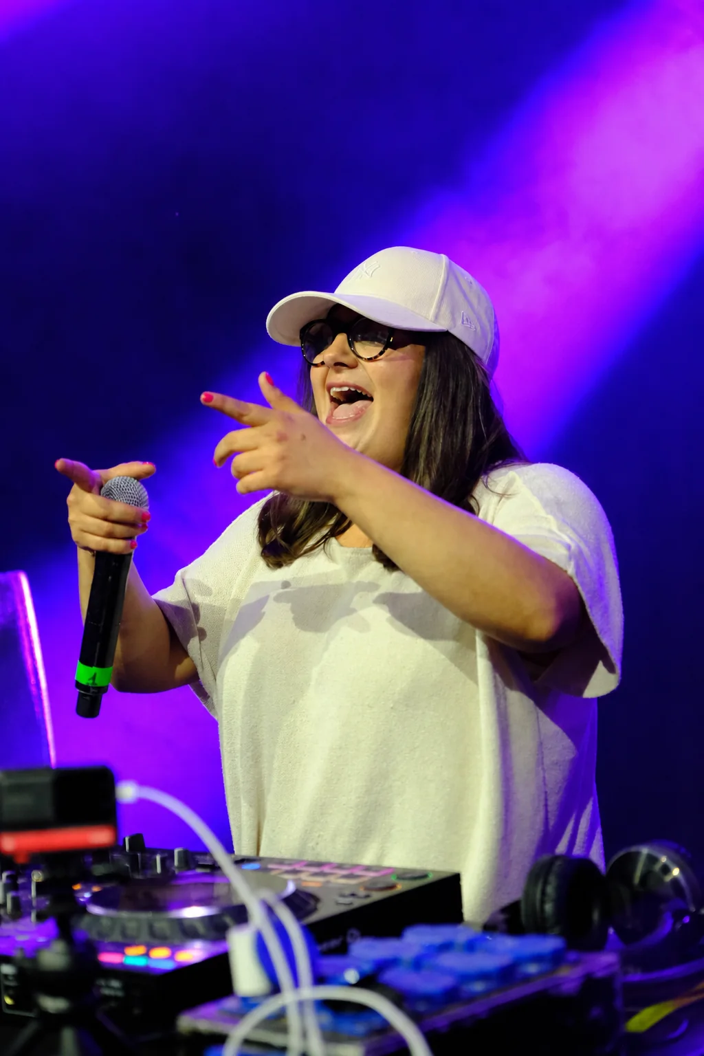 DJ JOYA au micro face au public